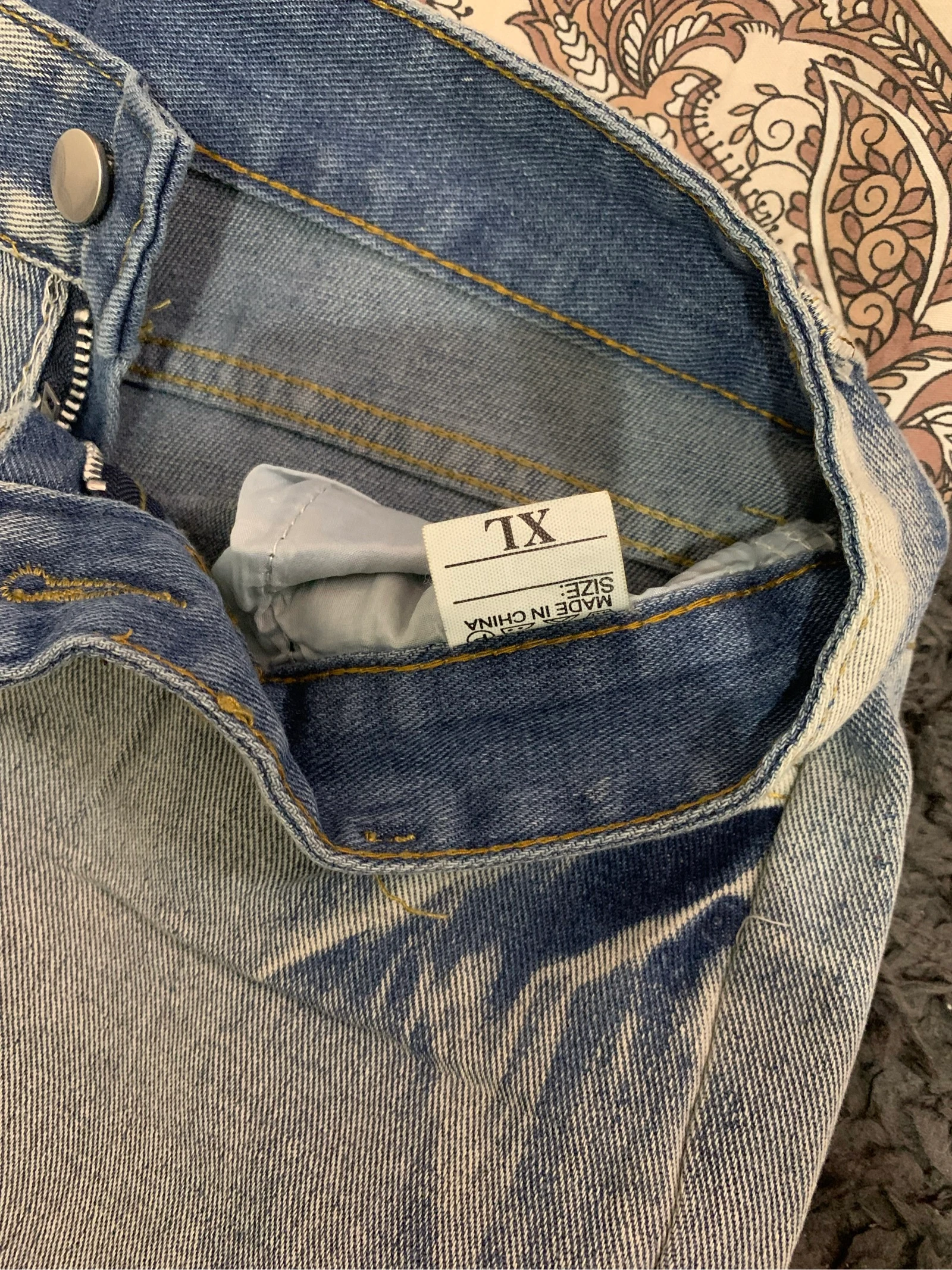 Jeans rasgado com efeito desbotado e logo 'IRI' – photo 3